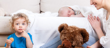 Spiele für Babys und ältere Geschwister